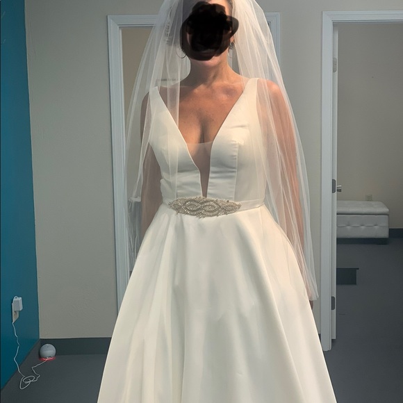 Brand new, never worn WEDDING DRESS. Never altered. Size 10. - Picture 2 of 6